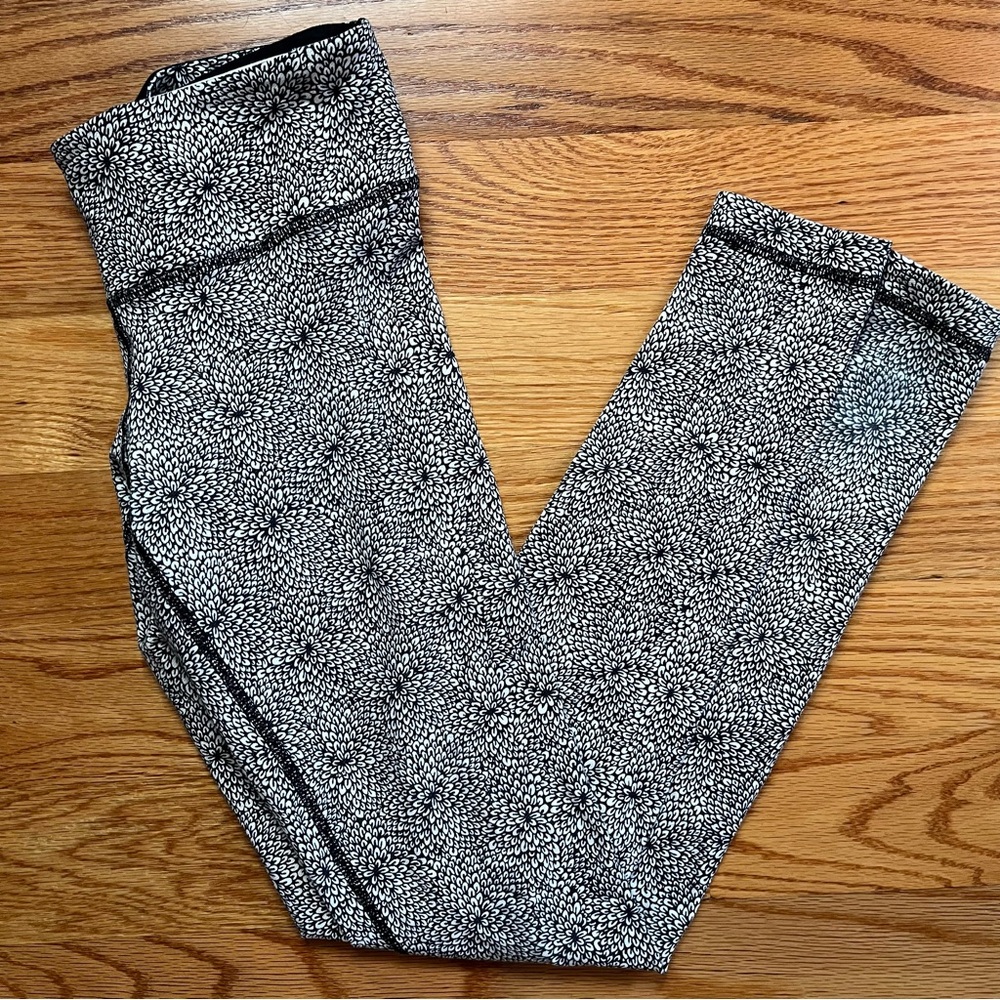 Lululemon black and white floral print leggings size 4
